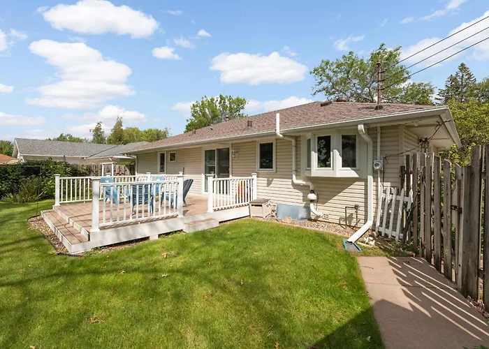 Cottage Grove Haven, Spacious 4-Bed, 3 Baths Retreat