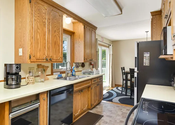 Cottage Grove Haven, Spacious 4-Bed, 3 Baths Retreat