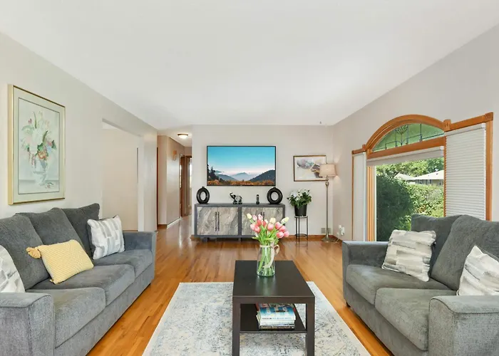 Cottage Grove Haven, Spacious 4-Bed, 3 Baths Retreat